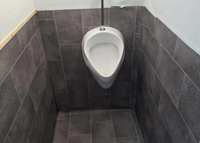 Clamping Schlaffaesser Im Wolfsschlucht Eifel אתר קמפינג *